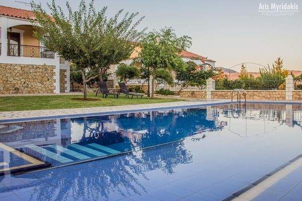 3 Luxusvillen mit Pool in Douliana