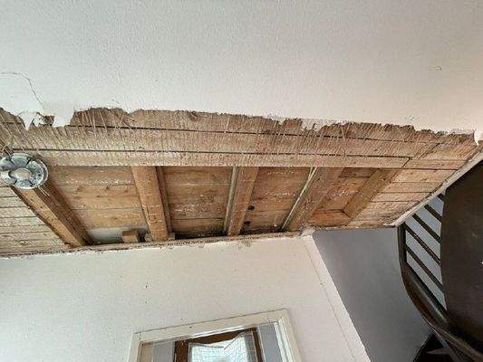 Haus 1 Decke zwischen EG und OG -einsturzgefährdet-