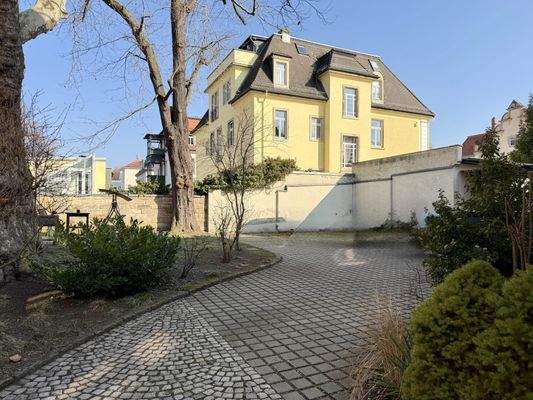 Hinterhof mit Stellplätzen