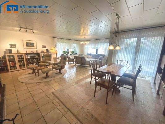 Wohn- und Esszimmer mit Leseecke am Kamin