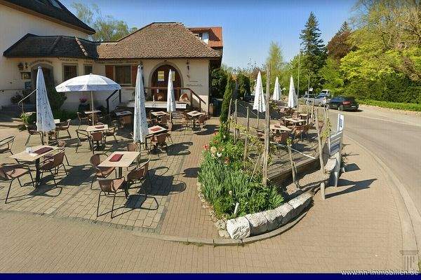 Gebäudeansicht mit grosszügigem Terrassenbereich