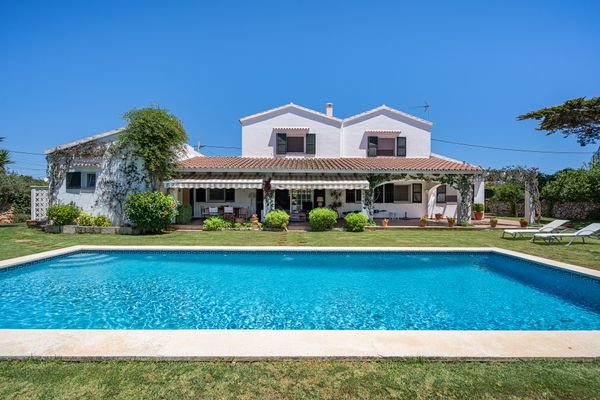 Schöne Villa mit Pool und Garten in Es Trebaluger