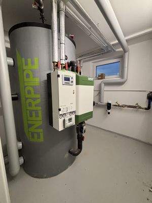 das Wohnhaus ist an die örtliche Nahwärme angeschlossen