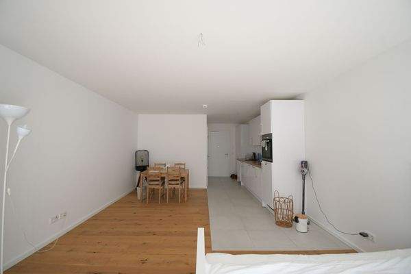 Helles Wohnzimmer mit Küche