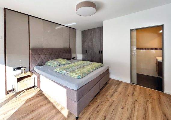 geräumiges Schlafzimmer mit Einbaumöbel und Bad on Suite