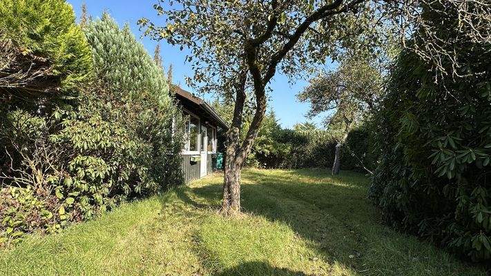 Hinterer Garten mit Nebengebäude