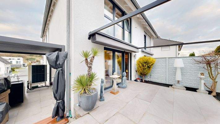 Großzügige Sonnenterrasse mit 2 Markisen