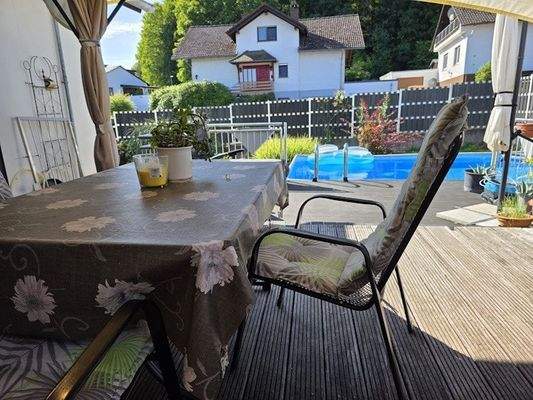 Terrasse mit Blick zum Pool 2