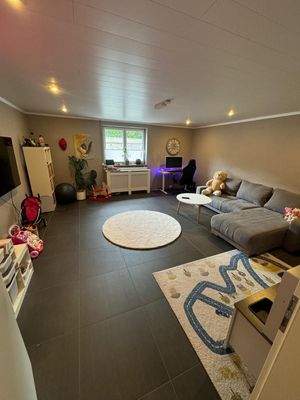 helles großes Zimmer2_Kellerbereich.jpg