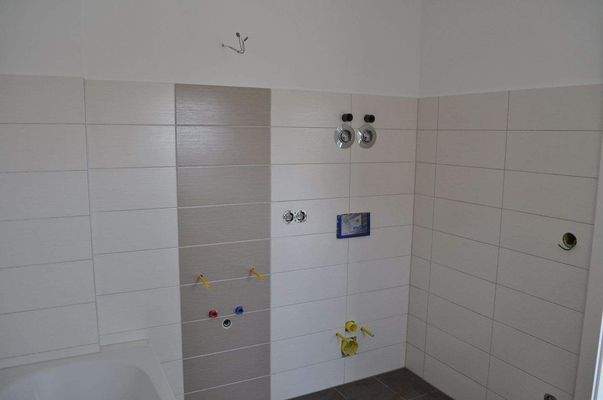 Tageslicht- Bad mit Dusche.JPG