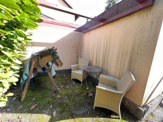 Freisitz hinter Garage