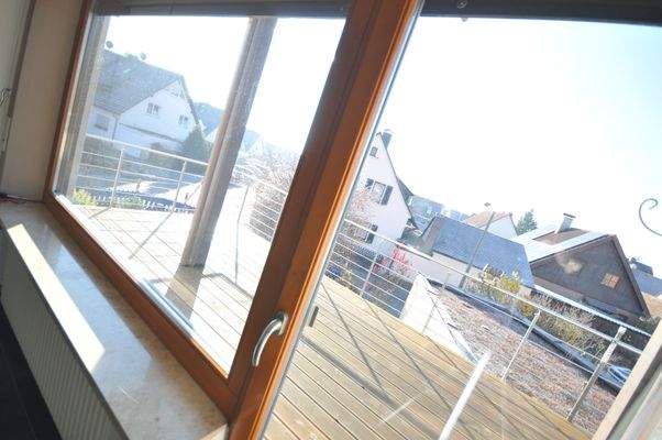 Blick auf die herrliche sonnige Süd-West Terrasse im OG