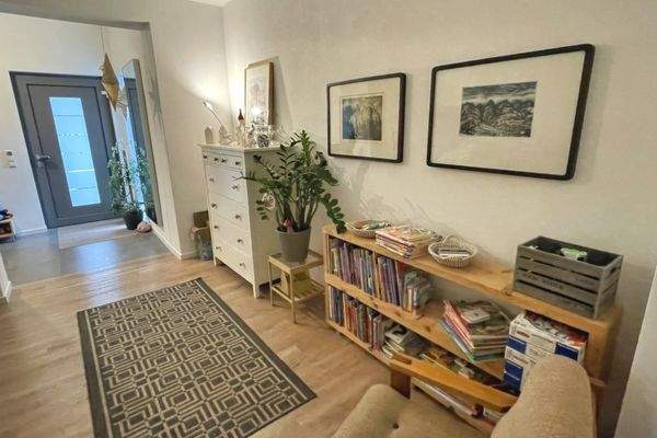 Bungalow 2 Diele mit Haustür zum Garten