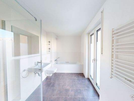 Geräumiges Tageslichtbad