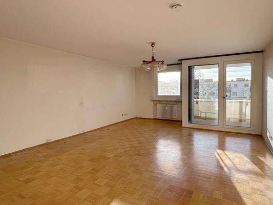 Wohn- und Esszimmer mit Balkonzugang