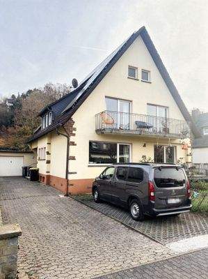 Außenansicht mit Einfahrt li. seitlich.jpeg