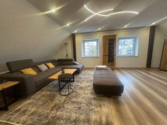 großzügiges Wohnzimmer