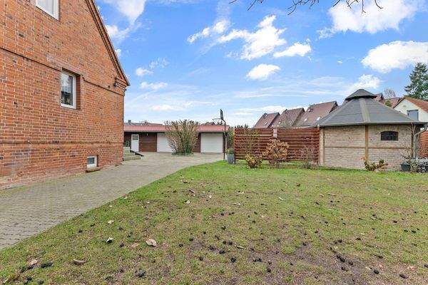 Seitliche Grundstücksansicht