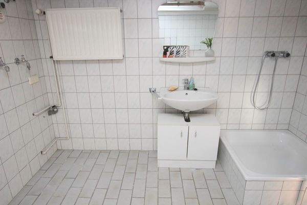 Waschküche mit Dusche und Waschbecken