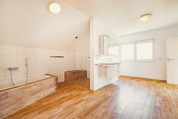 ...ein großzügiges Masterbad...