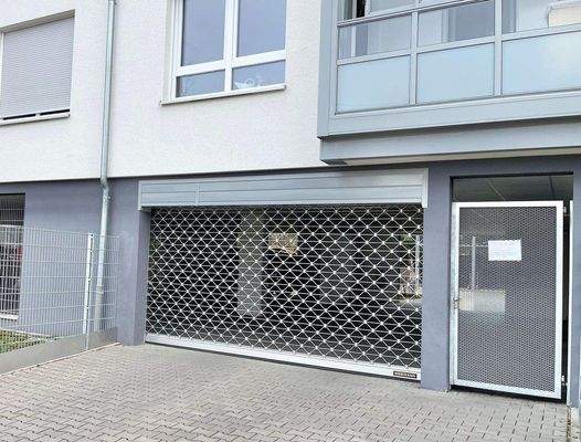 Einfahrt Stellplätze