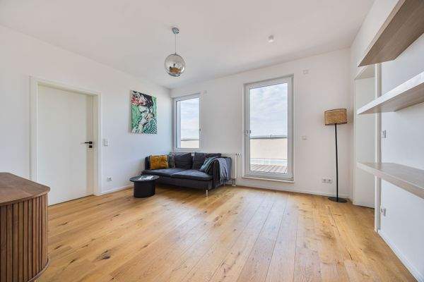 Blick in den Wohnraum mit Zugang zur Dachterrasse