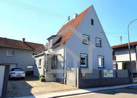 Haus komplett Straßenansicht