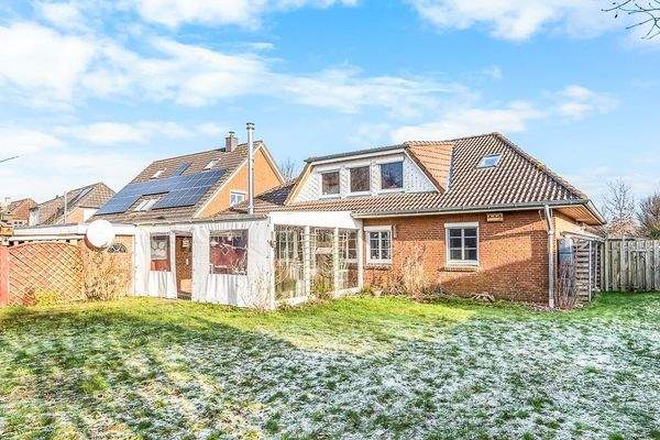 Südwest-Ansicht mit Terrasse