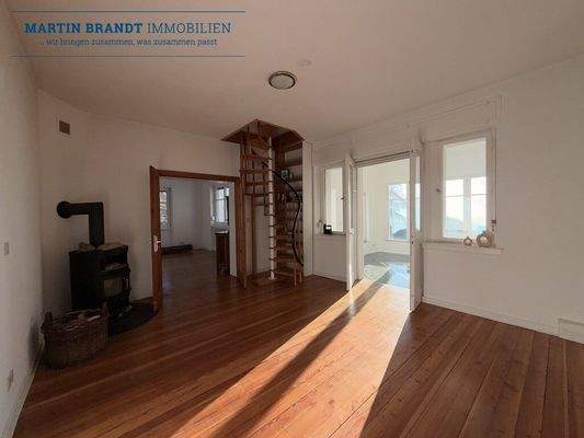 Wohnzimmer mit Kamin