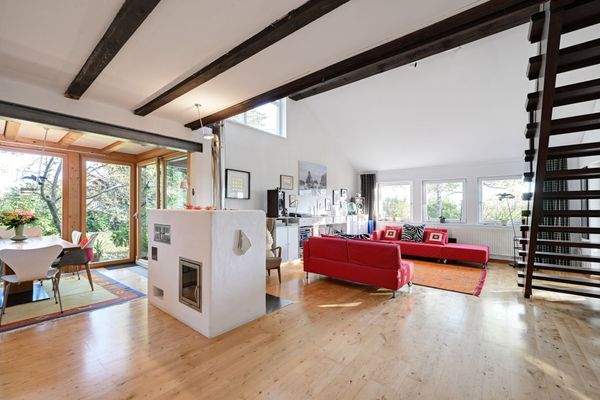  Blick ins lichtdurchflutete Wohnzimmer