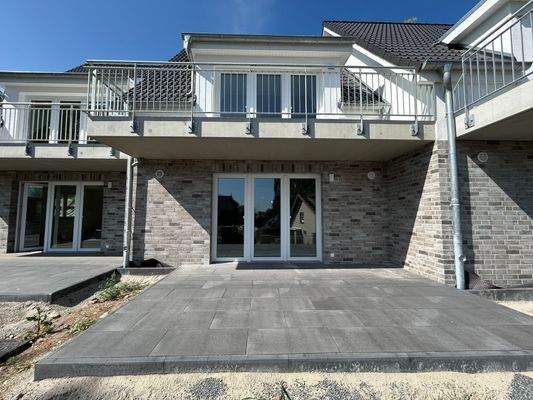 Sonnige Terrasse mit viel Platz