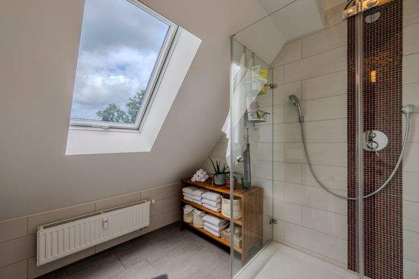 Das moderne Tageslicht-Badezimmer