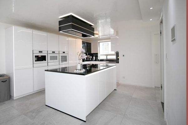 luxuriöse Einbauküche mit Kochinsel