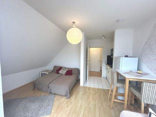 Modernes Studio mit Sofa