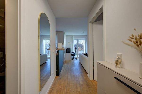 Großzügiger Eingangsbereich mit Ausblick zur Terrasse