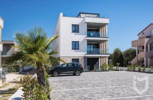 AUSSENANSICHT/PARKPLÄTZE