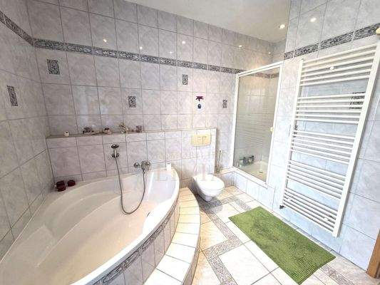 Badezimmer mit Dusche und Wanne