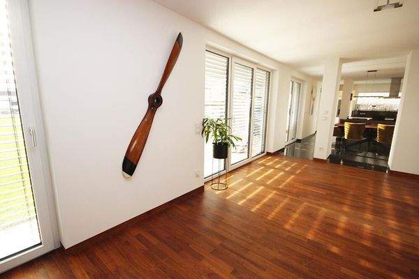 Tageslicht pur durch große Fensterflächen