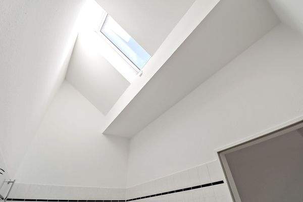Badezimmer mit Dachschrägenfenster