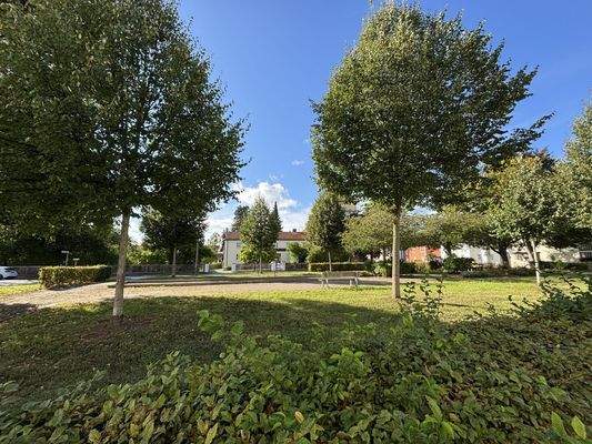 Kleiner Park gegenüber