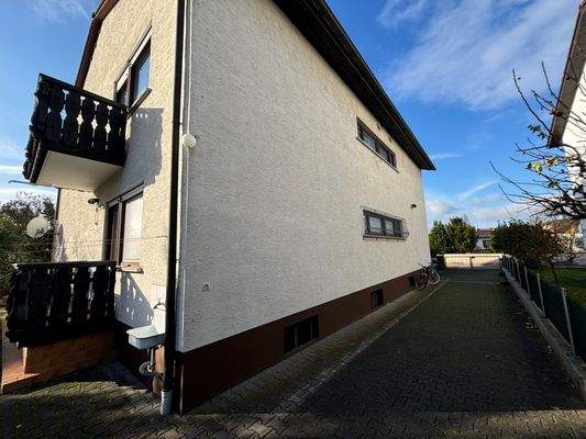 H 541 Außenansicht mit Hofeinfahrt.jpg