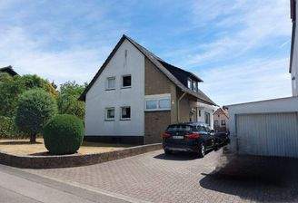 Freistehend, mit Garage und Stellplätzen
