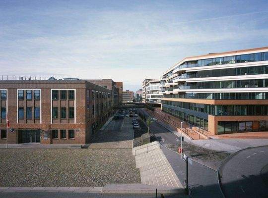 Das Elbdeck und der gegenüberliegende Kaispeicher