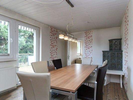 Esszimmer mit Zugang zum Balkon