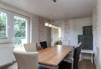 Esszimmer mit Zugang zum Balkon