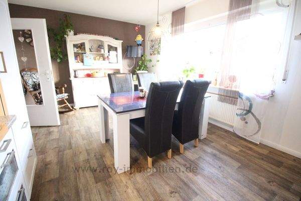 ...mit Platz für die Essgruppe direkt am Fenster