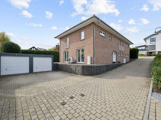 Hausansicht mit Garage