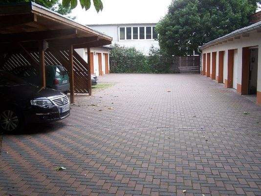 Stellplätze und Garagen