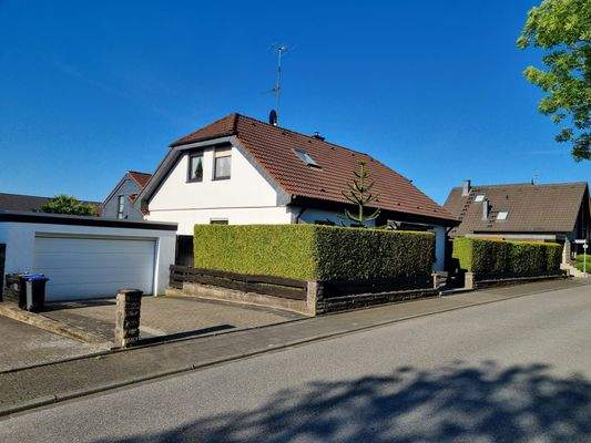 Straßenansicht mit Doppelgarage