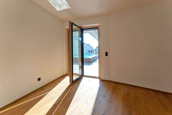 Das Master-Schlafzimmer mit direktem Terrassenzugang